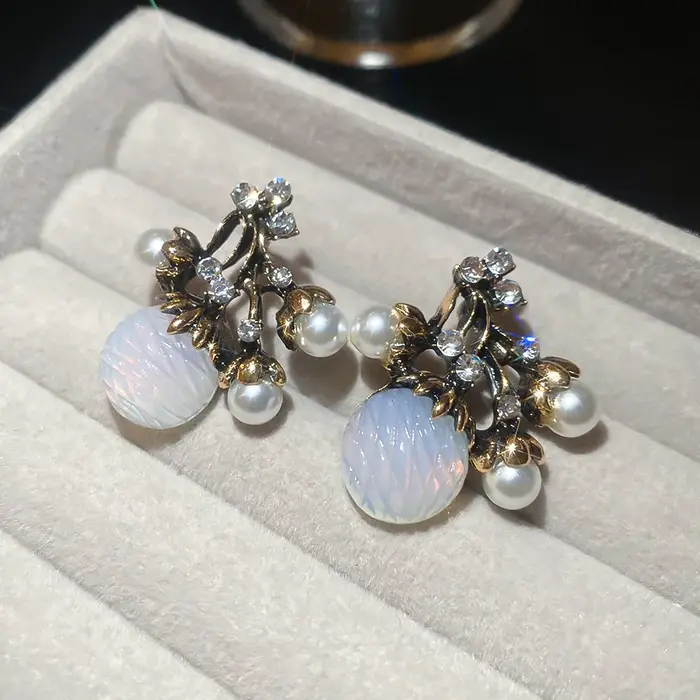 Ensemble collier et boucles d'oreilles vintage sertis de diamants et de perles en forme de fleur