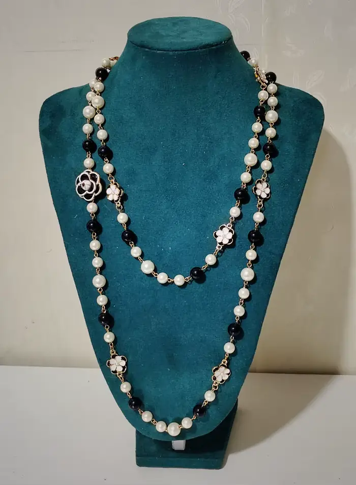 Collier ras du cou en perles noires et blanches, tendance, pendentif en chaîne de pull, bijoux pour femmes et filles