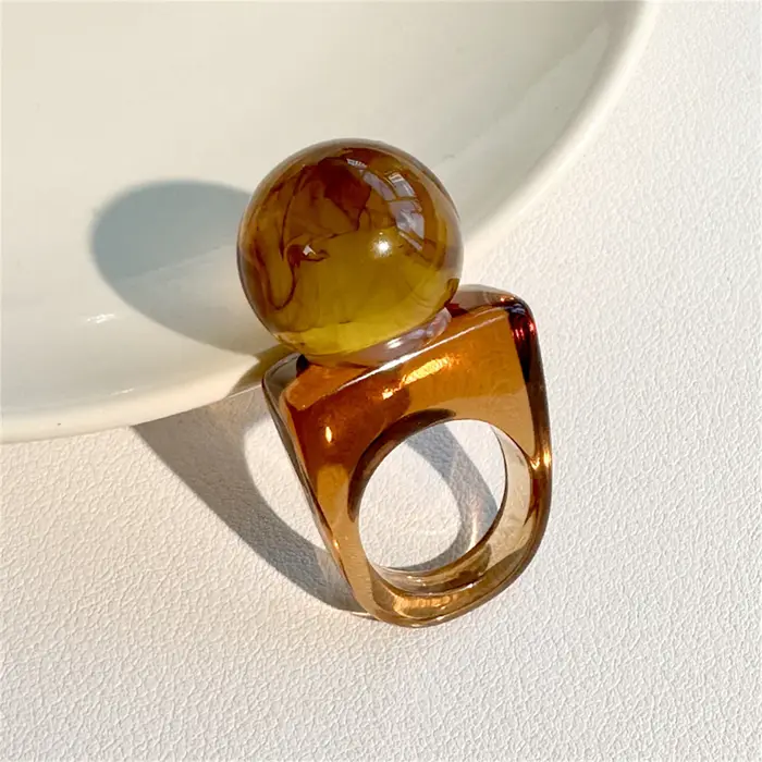 Bague en résine sphérique carrée au design classique