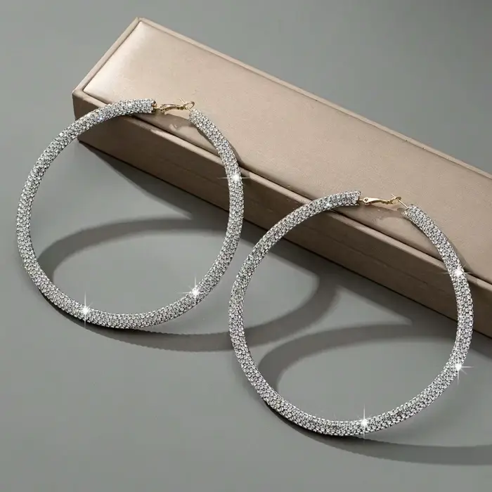 Une paire de boucles d'oreilles pour femmes de style européen et américain