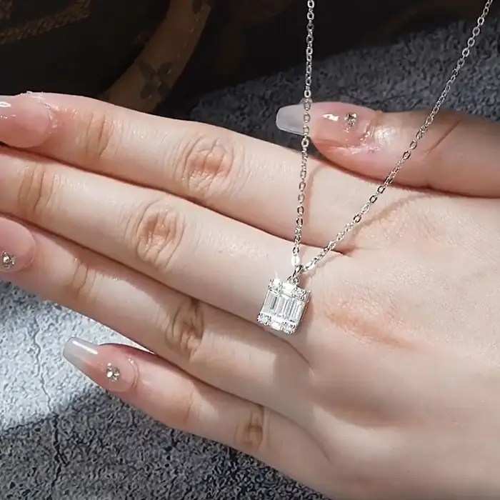 Collier en moissanite taille émeraude Pretty Beauty plaqué argent or pour femme occasions spéciales bijoux élégants style art deco