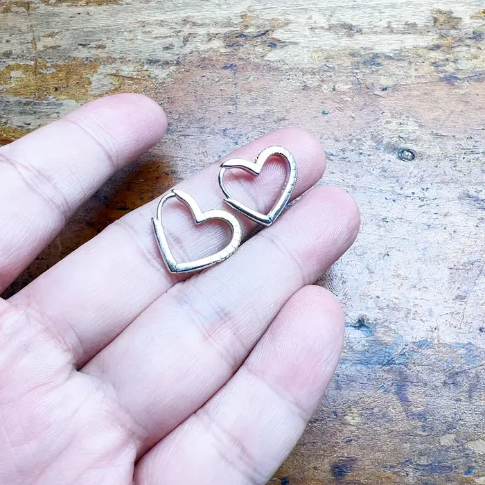 Boucles d'oreilles créoles en forme de cœur avec pierres blanches