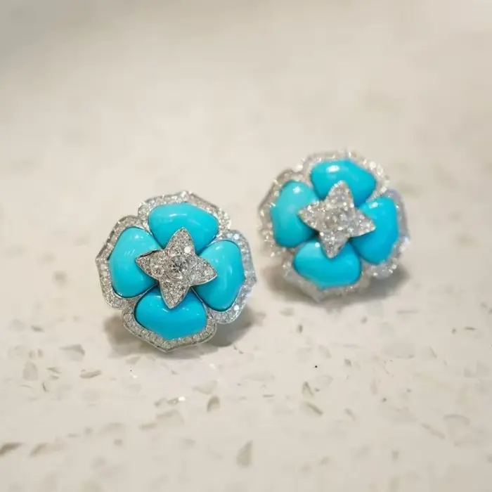 Boucles d'oreilles turquoise de luxe et à la mode avec boucles d'oreilles à fleurs bleues incrustées