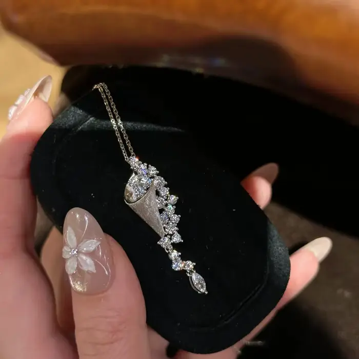 Collier en argent 925 avec pendentif sablier et incrustations de zirconium pour femmes romantique et élégant occasion anniversaire cadeau mariage