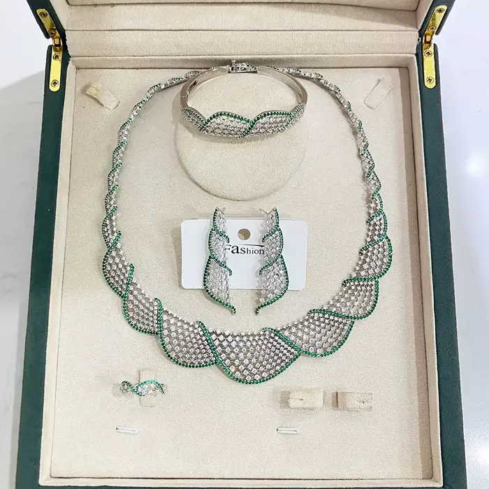 Ensemble de bijoux élégant couleur or 4 pièces pour femmes, collier, boucles d'oreilles, bracelet et bague en zircon cubique, pour mariage et fiançailles.