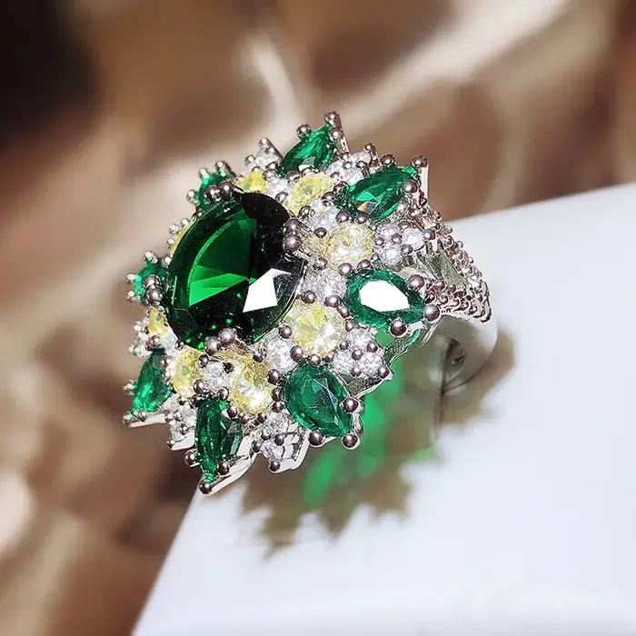 Bague verte brillante pour personnes âgées