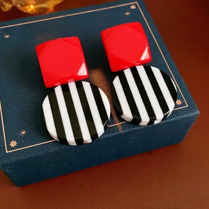Boucles d'oreilles géométriques carrées à rayures noires et blanches pour femmes
