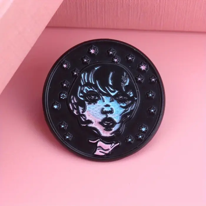 Broche en émail Galactic Muse Portrait dégradé bleu rose cheveux Stardust accents célestes pour vêtements art vie nocturne