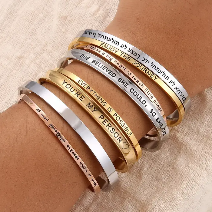 Bracelet de Manchette Personnalisé en Acier Inoxydable avec Gravure de Texte, Phrase Motivante ou Déclaration d'Amour pour Occasions Spéciales Femme