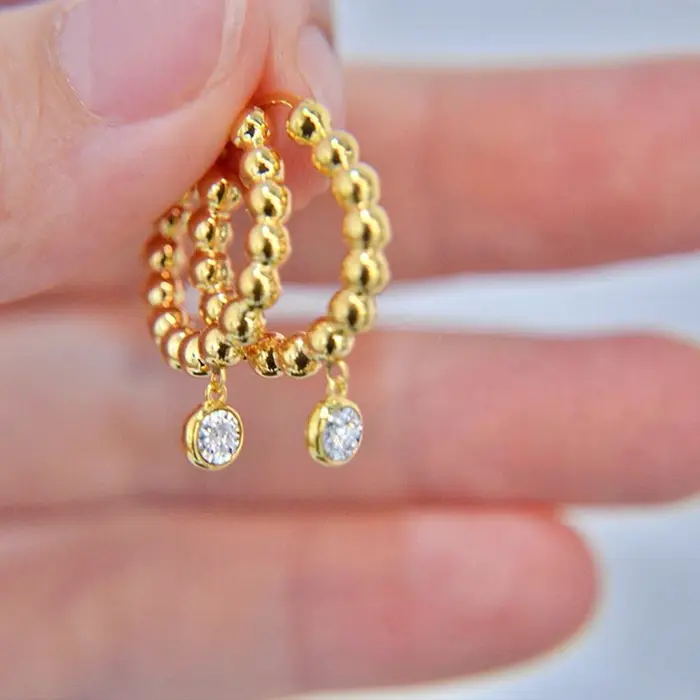 Huitan – boucles d'oreilles créoles délicates avec design perlé