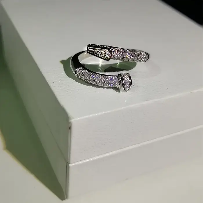 Bague de cocktail en zircon blanc romantique et élégante pour femmes, idéale pour les occasions spéciales comme les anniversaires, mariages et demandes en mariage