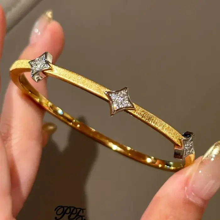 Bracelet en diamant carré brossé pour femmes