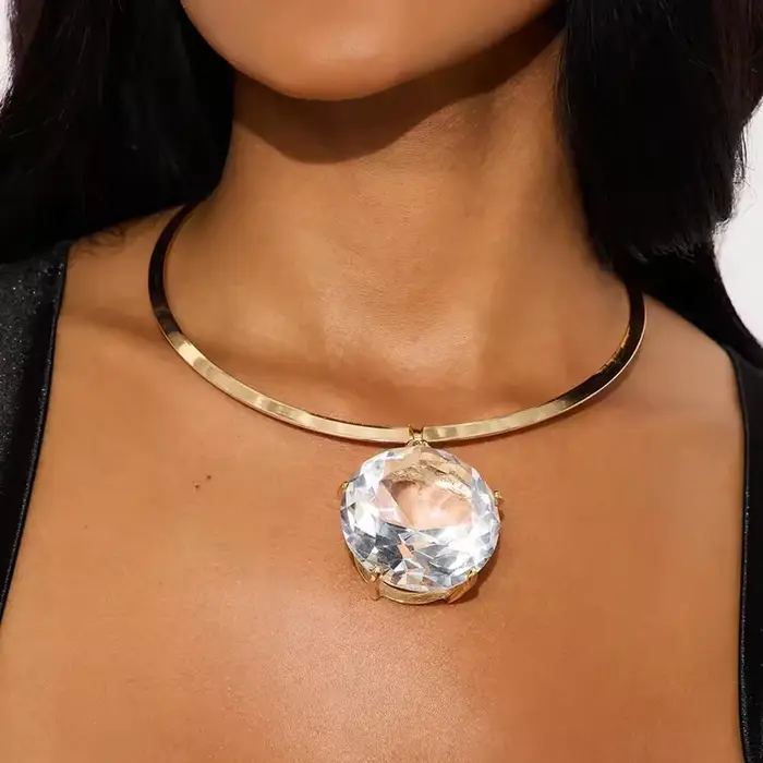 Grand pendentif rond strass torques couple collier à la mode pour femmes parties occasions spéciales or jaune clair rouge marron