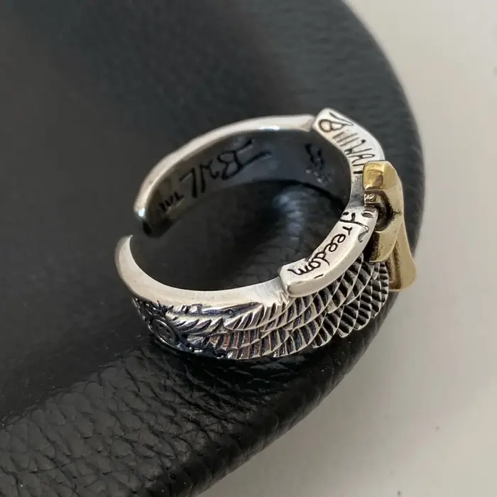 Bague en acier inoxydable ailée croisée audacieuse design gothique ajustable pour hommes bijoux punk rock style graffiti occasionnels