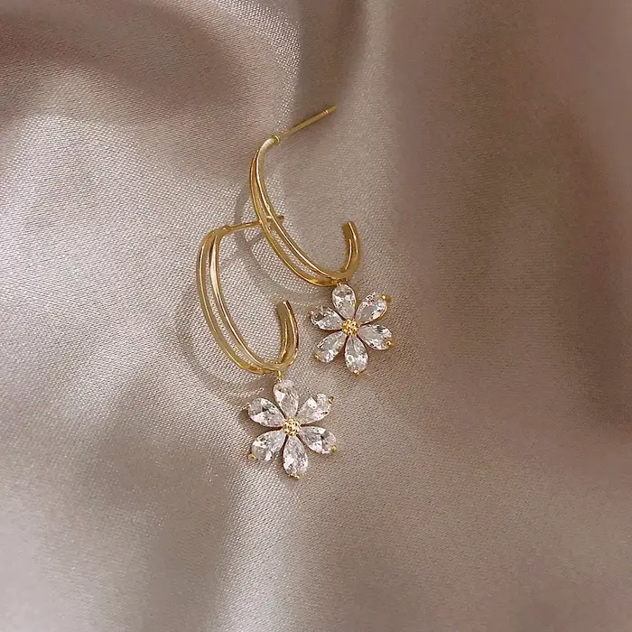 Boucles d'oreilles en forme de fleur en zircone cubique pour femmes, bijoux délicats en bronze ou marron, accessoire de fête et de cérémonie pour occasions spéciales