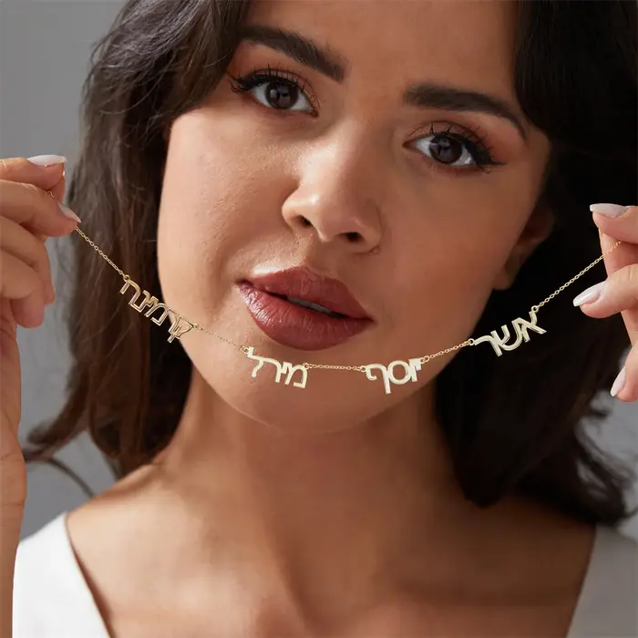Collier avec plusieurs noms hébraïques