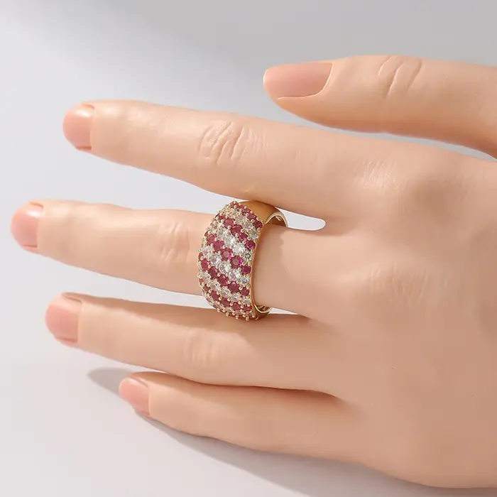 Bague Géométrique Entièrement Pavée de Zircone Synthétique Colorée pour Femme, Bijou Scintillant Tendance pour Cadeaux Spéciaux Occasions Festives