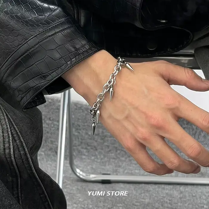 Bracelet à rivets Punk pour hommes et femmes, Hip Hop, pendentif à rivets en acier titane, rétro, bijoux de rue, accessoires Kpop, vente en gros