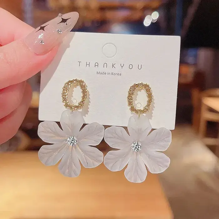 Boucles d'oreilles suspendues à fleurs blanches translucides pour femmes