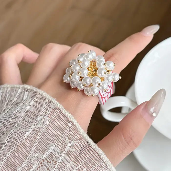 Bague large vintage en émail et perles motif popcorn