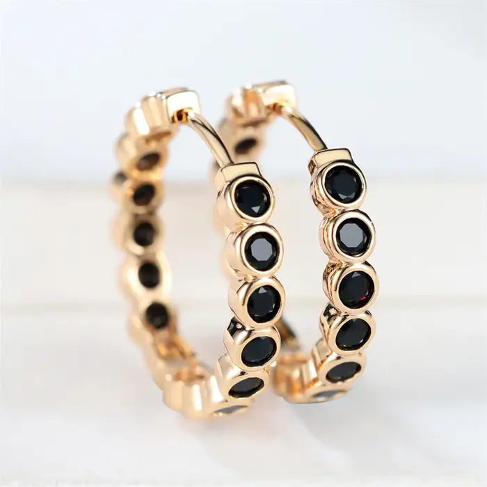 Boucles d'oreilles rondes noires avec pierre de zircon pour femmes, style romantique, élégantes et sophistiquées pour toutes les occasions spéciales