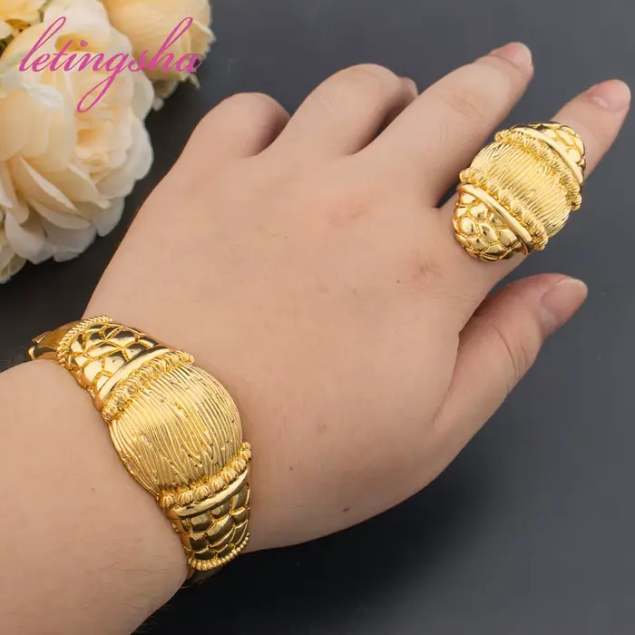 Ensemble de bijoux de conception brossée ronde de document d'or pour des femmes, bracelet de manchette, ensemble de bague, mode, nouveau design, mariages, patients