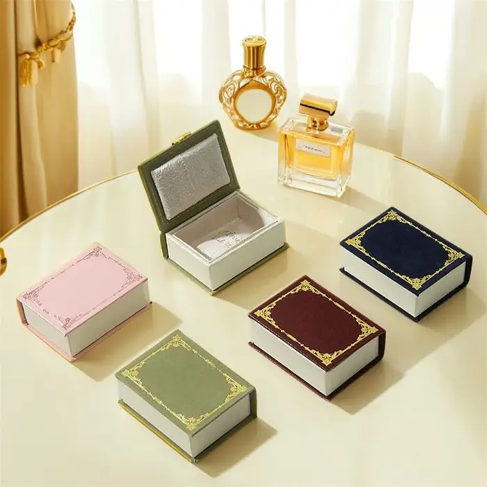 Boîte de rangement et d'affichage de bijoux en forme de livre avec couvercle rabattable pour rangement et affichage de bague, boucles d'oreilles, collier et pendentif occasions spéciales voyage élégant