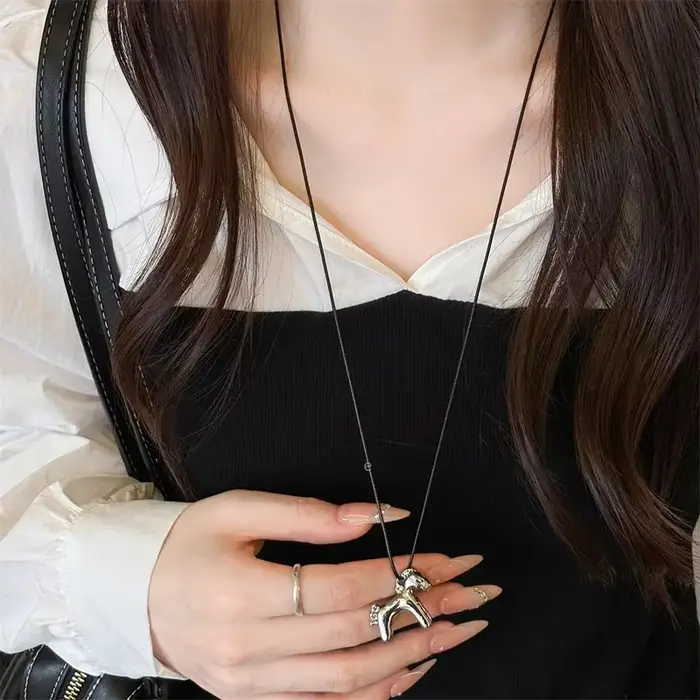 Collier long avec pendentif cheval coloré pour femmes chaîne de pull réglable bijou mode soirée élégant cadeau occasions spéciales