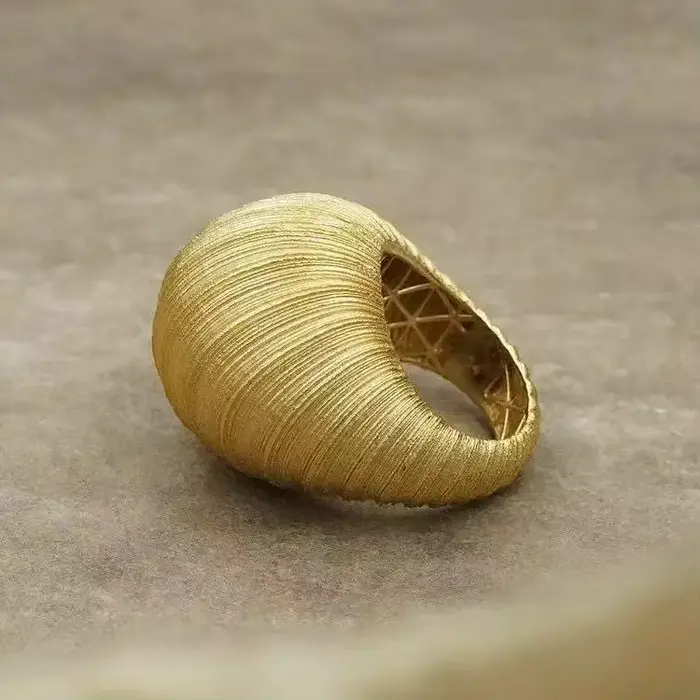 Bague artisanale élégante en tissage doré