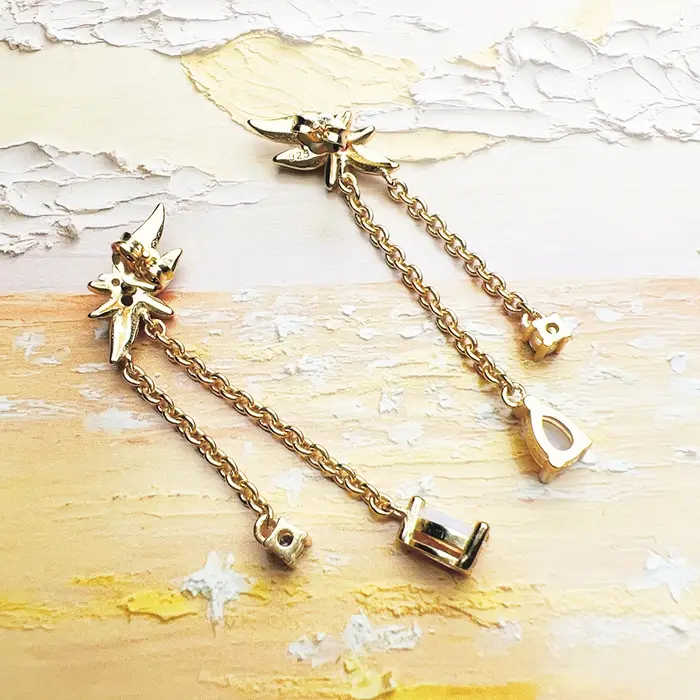 Boucle d'oreille dorée fleur avec pierres colorées