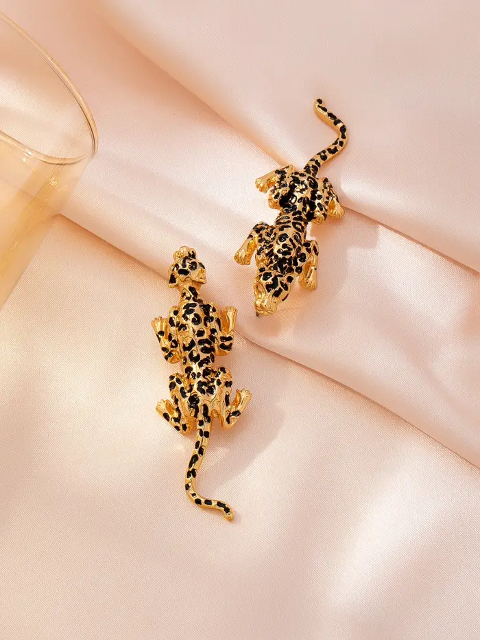 Une paire de boucles d'oreilles léopard sauvage pour femmes