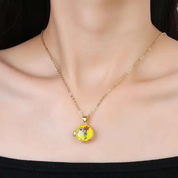 Collier médaillon à fleurs colorées pour femmes