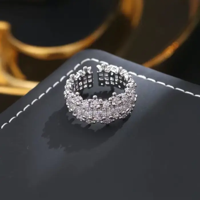 Bague ouverte pour femmes avec motif pétale évidé incrusté de zirconium plaqué or 14k pour occasions spéciales et quotidienne
