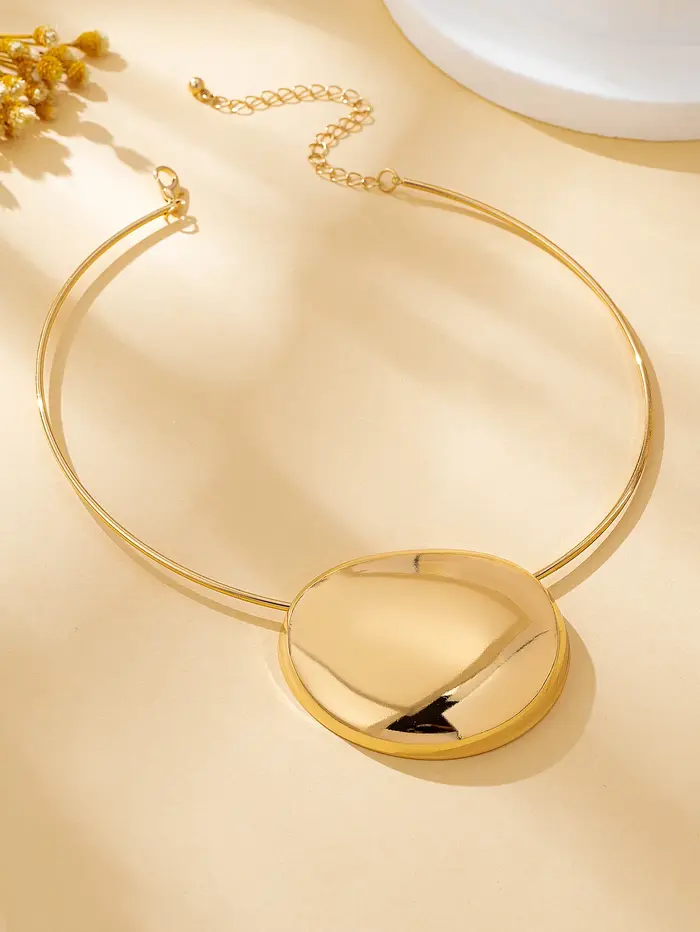 Un collier minimaliste audacieux