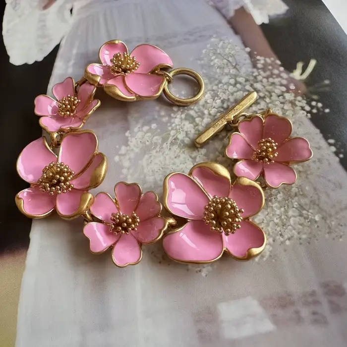Bracelet Oscar Vintage Heavy Industries en émail coloré avec motif floral pour femmes pour mariage et banquet