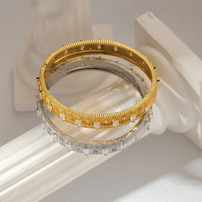 Bracelet jonc en or brossé avec zircon cubique baguette