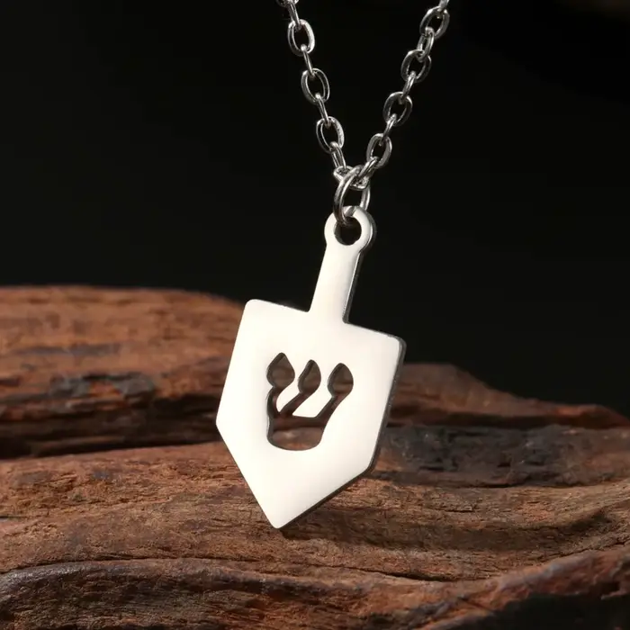 LIKGREAT Judaica hébreu pendentif collier en acier inoxydable bijoux juifs Hei nonne Shin Gimel Dreidel femmes accessoires de fête Hannu
