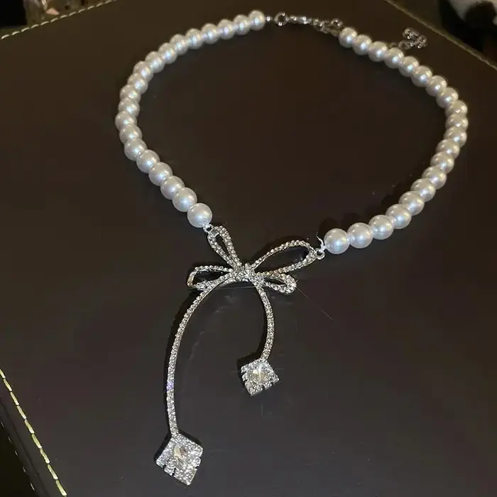 Collier Nœud Papillon en Perles et Strass pour Femme