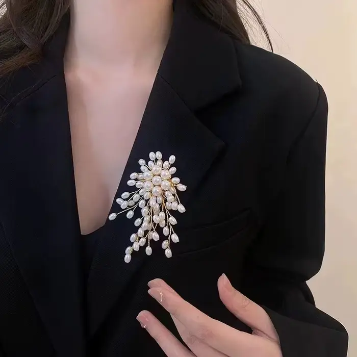 Broche de perles d'imitation tissées à la mode, accessoire pour réunions d'affaires et fêtes, bijoux