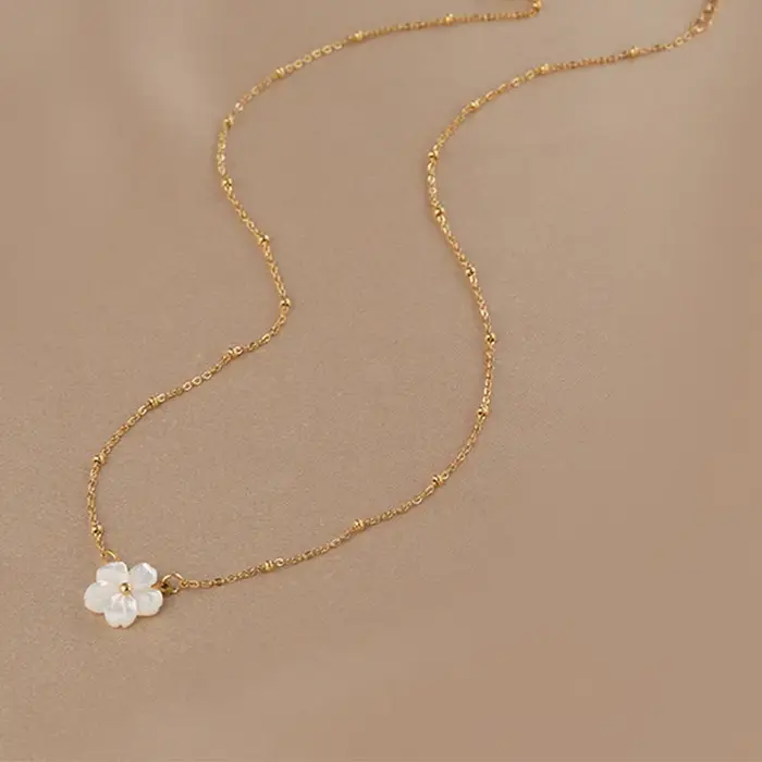 Collier ou bracelet de fleurs délicates