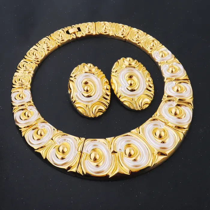 Ensemble de bijoux plaqués or 9 pièces élégants collier boucles doreilles bracelet bagues pour femmes occasions spéciales