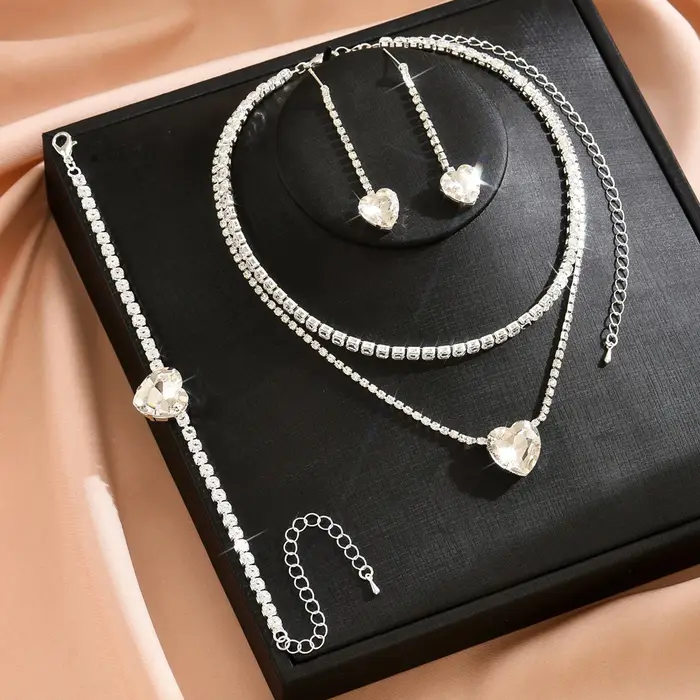 Ensemble collier, boucles d'oreilles et bracelet en diamant en forme de cœur - un accessoire de mode