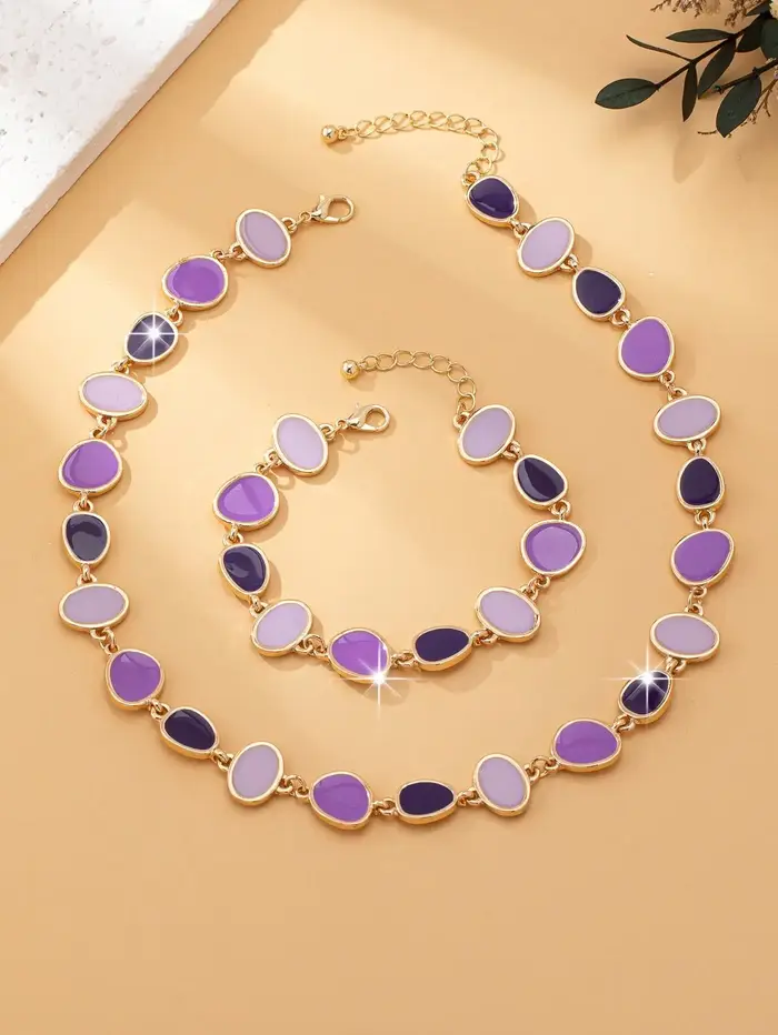 Un ensemble de collier et de bracelet pour femmes tendance