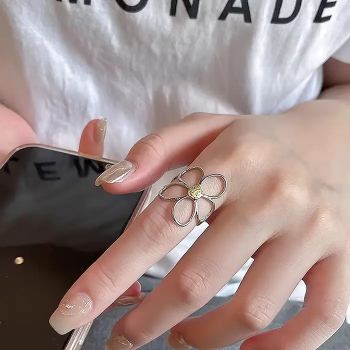 Bague ouverte en forme de marguerite creuse