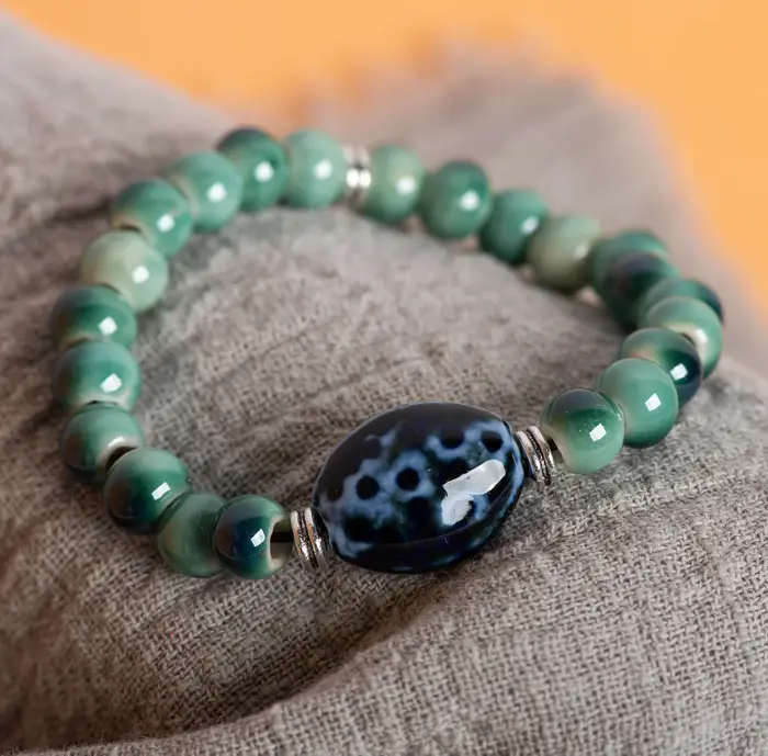 Bracelet extensible en céramique vert fait à la main