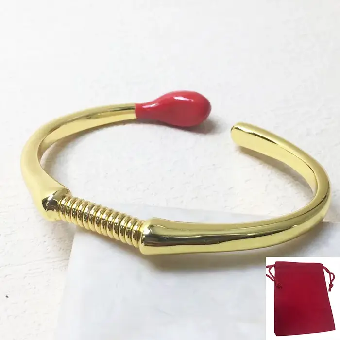 Le nouveau bracelet de perles rouges exquis d'Espagne 2025 : un mélange personnalisé de design de niche et de texture vintage