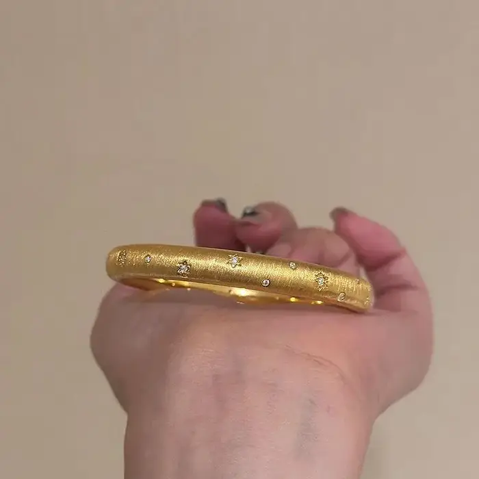 Bracelet de luxe pour femmes en plaquée or incrusté de zirconium et cristal, style vintage étoile pour occasions spéciales et anniversaires