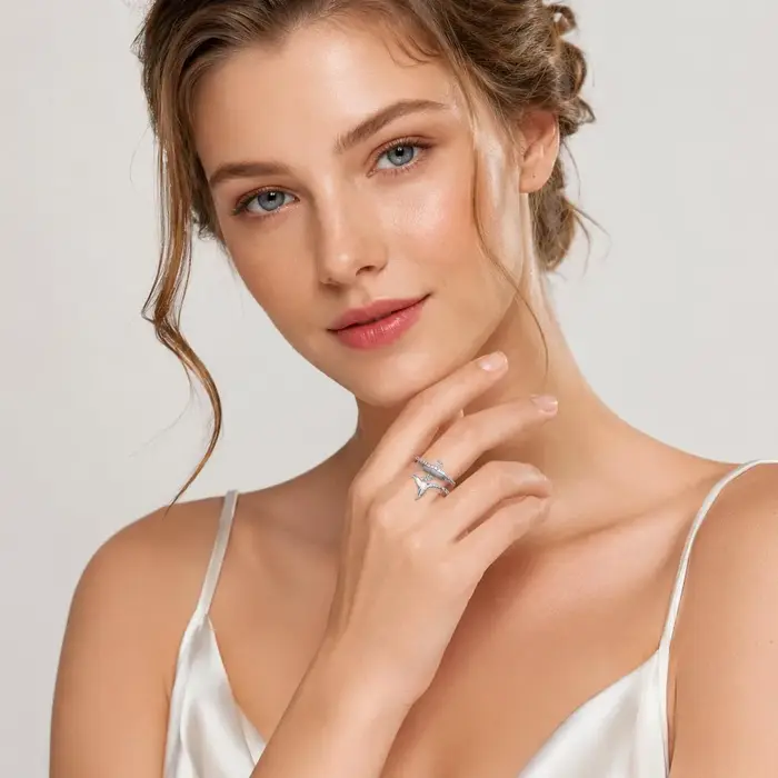 Bague dauphin avec pierres bleues