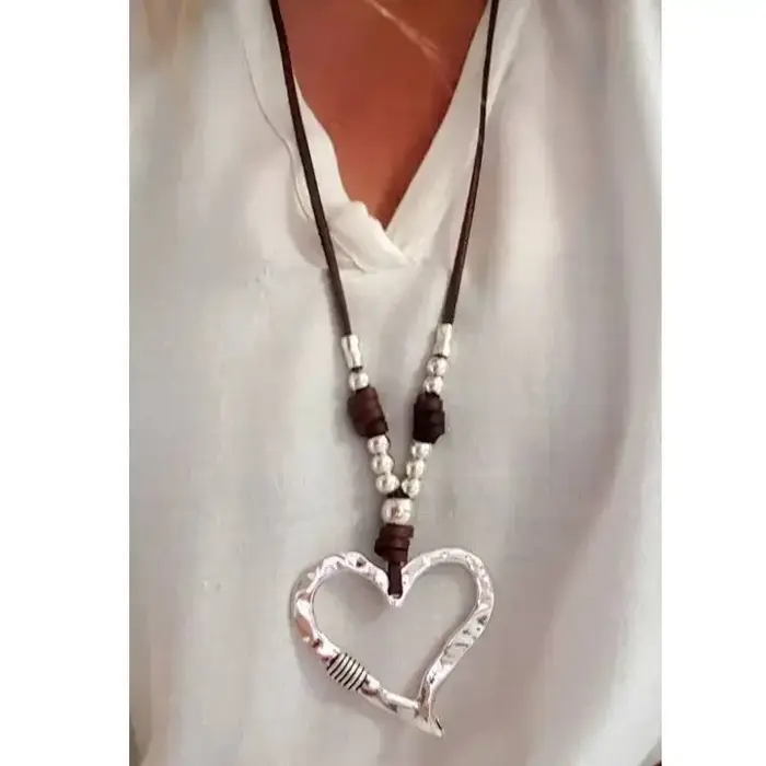 Collier pendentif éléphant en cuir