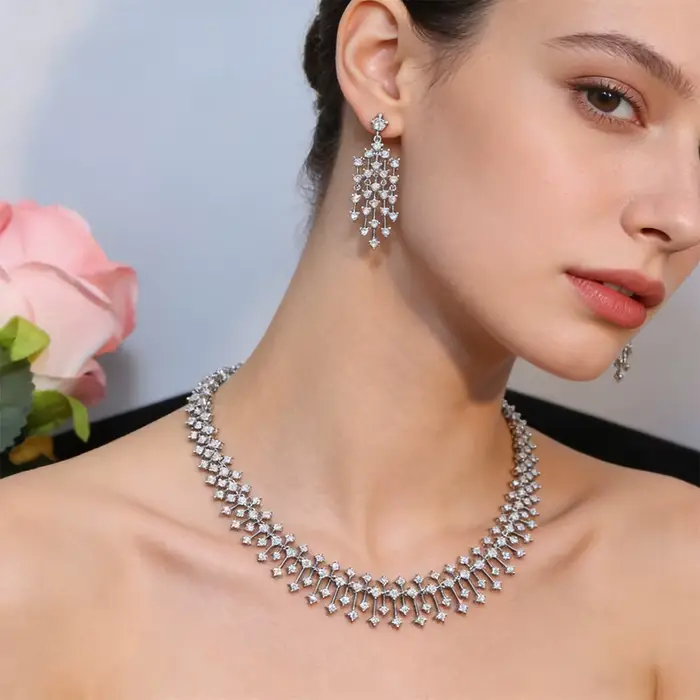 Parure de bijoux indiens CZ classique avec plaqué or 14 carats pour femmes occasions spéciales anniversaires et mariages